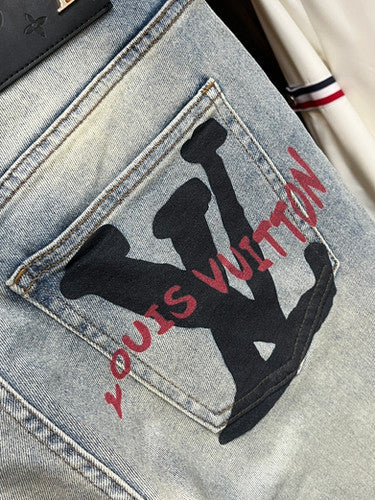 logo LV sur les jeans de skateur