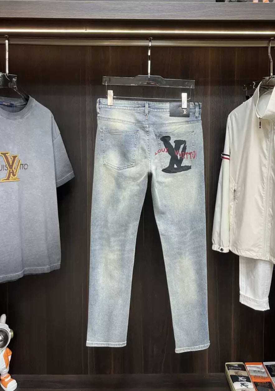 logo LV sur les jeans de skateur