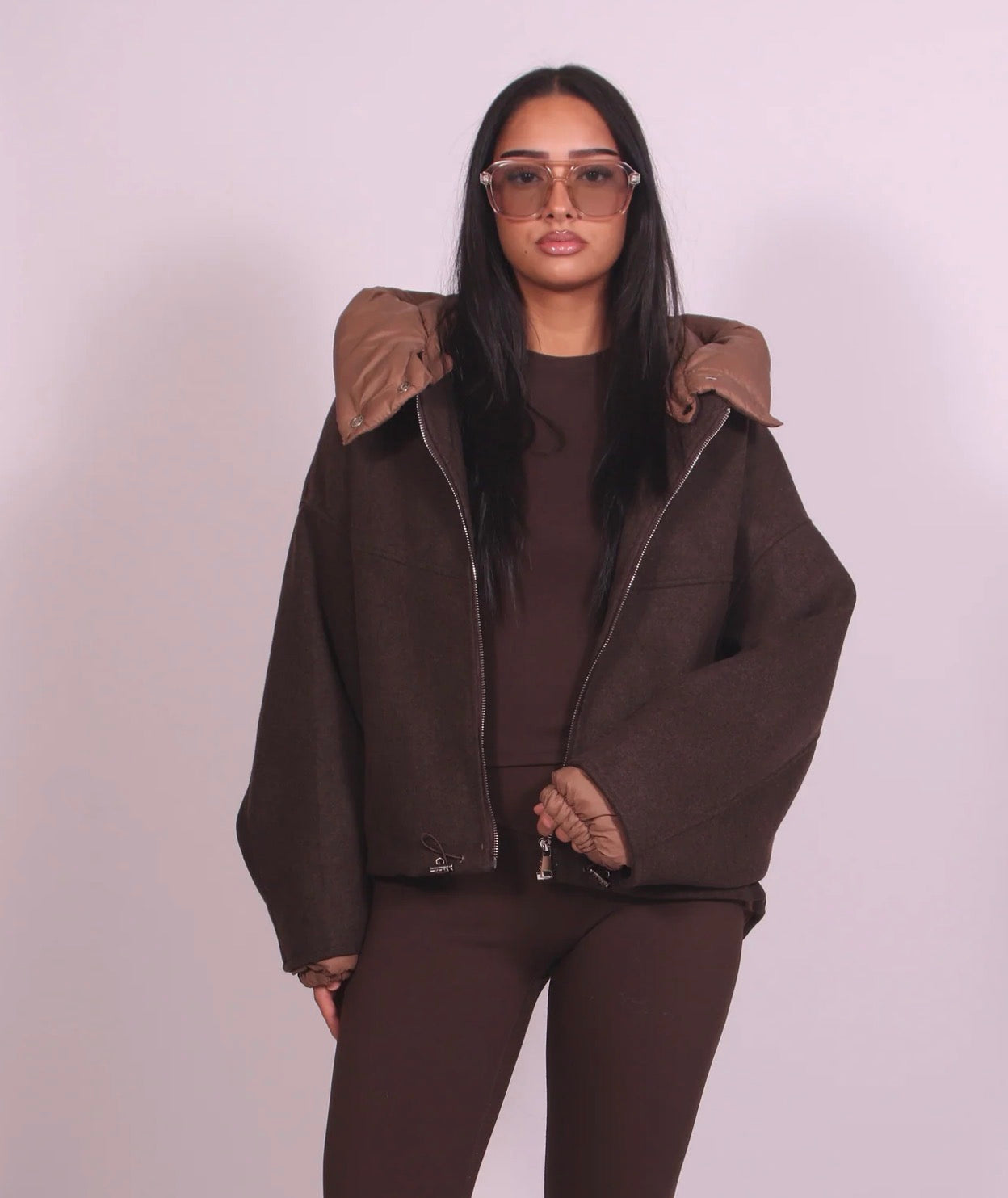 ENLEVER LA VESTE MARRON