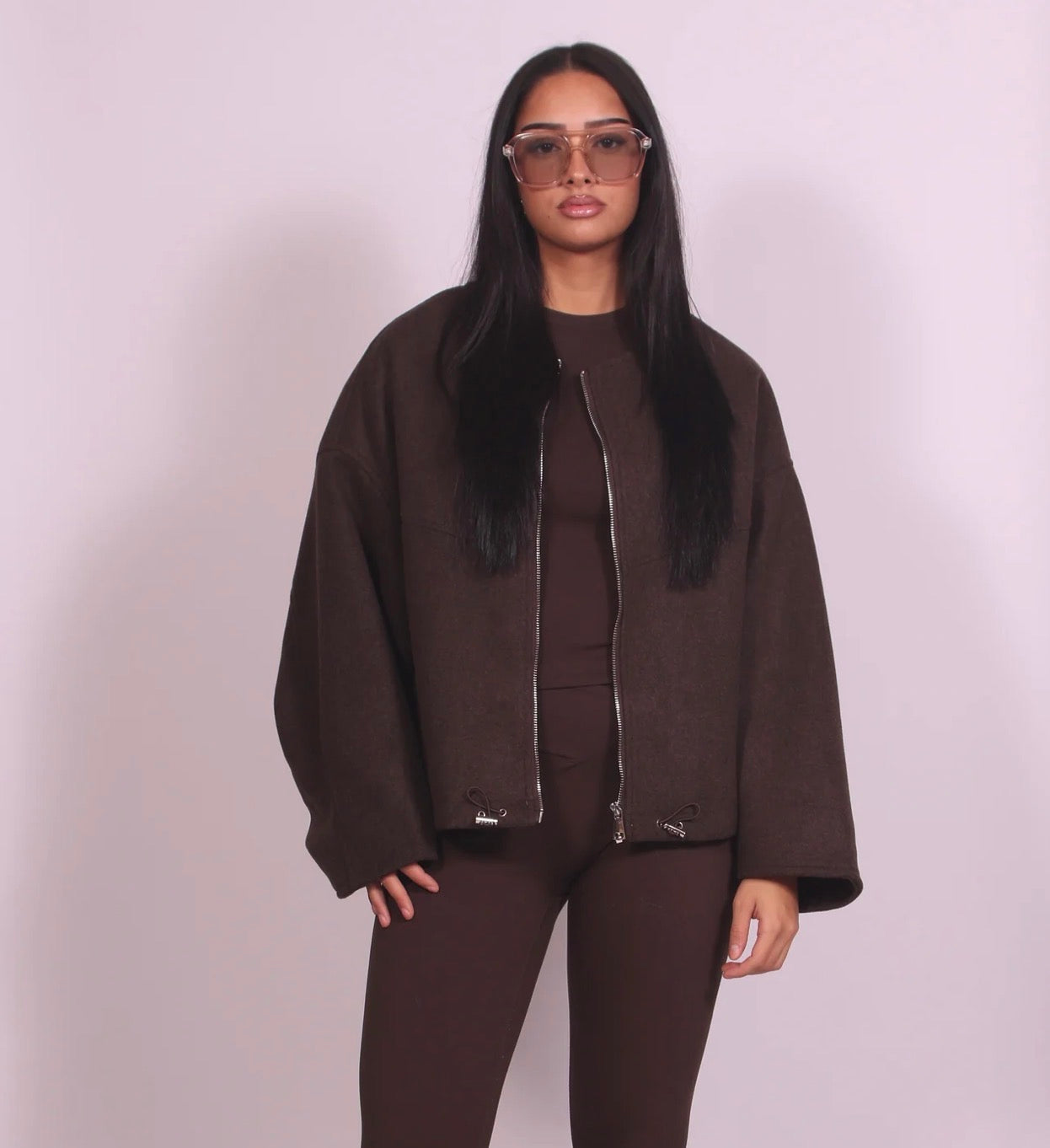 ENLEVER LA VESTE MARRON