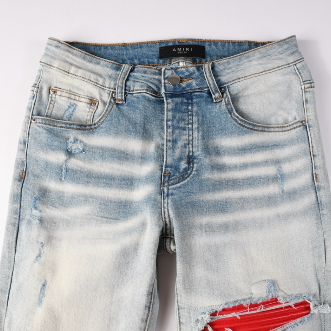 Jean déchiré à patch rouge Amr