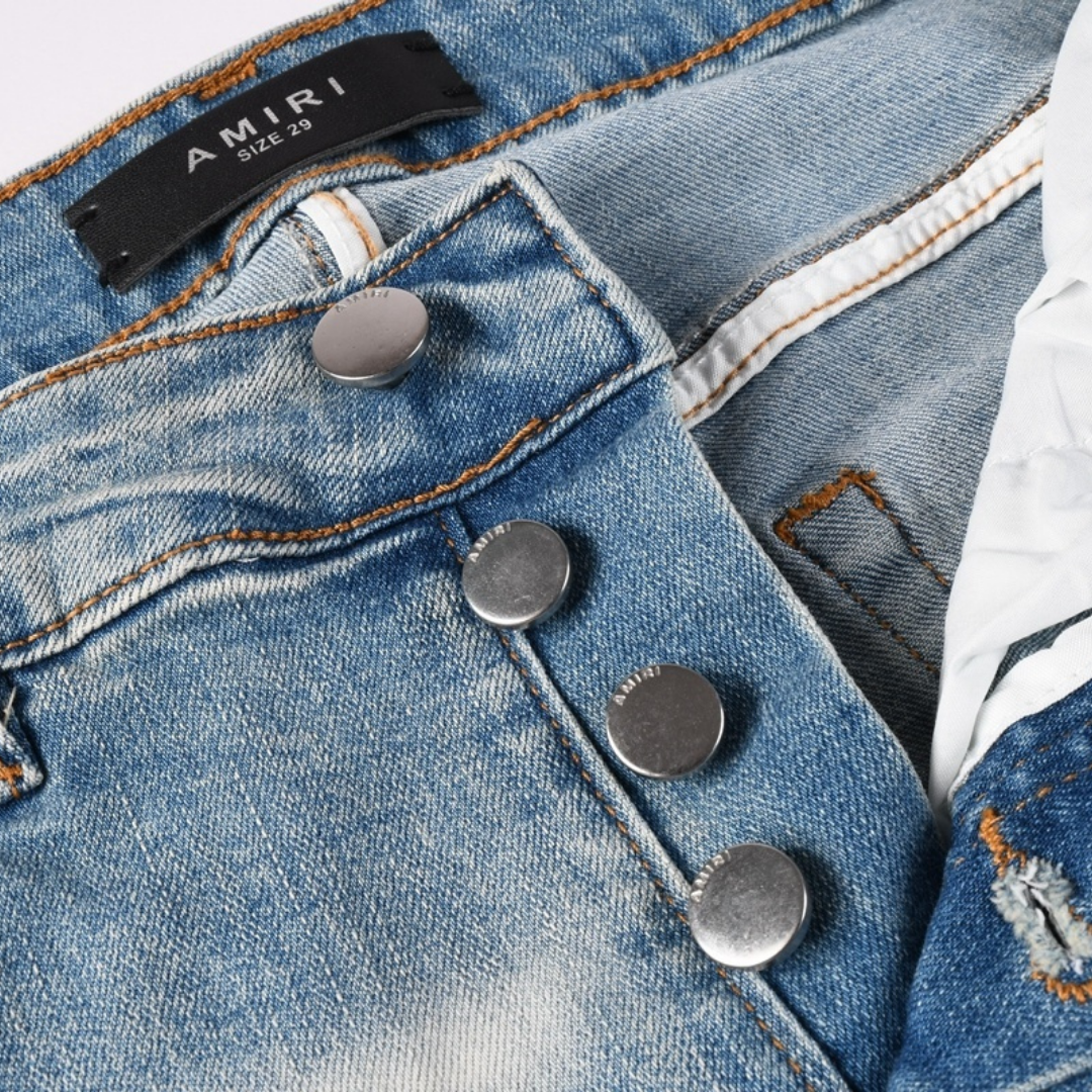 Jean déchiré à patch rouge Amr