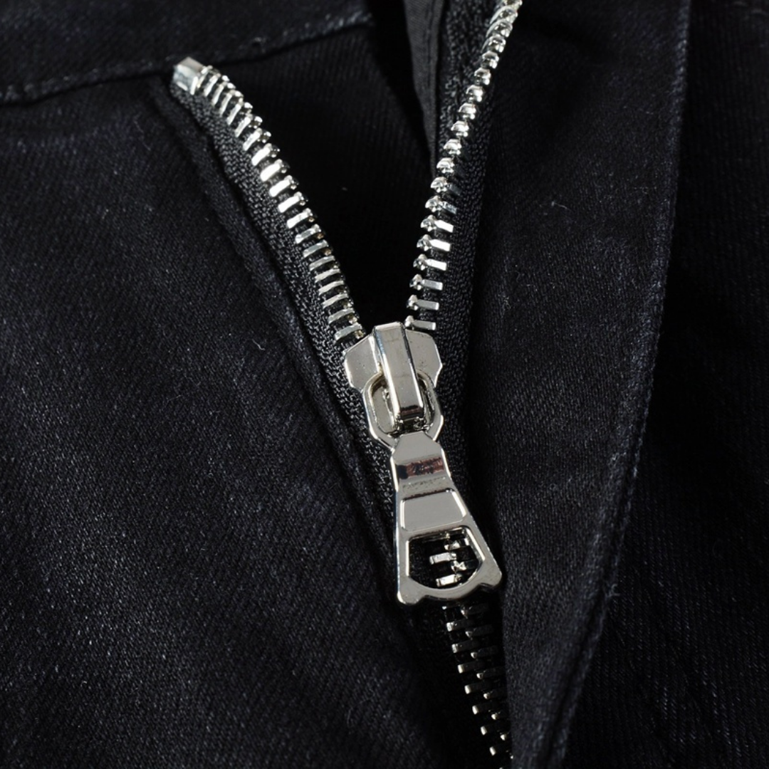 Jean noir à patchs déchirés Amr