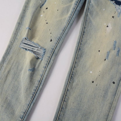 Peinture violette, jeans bleus