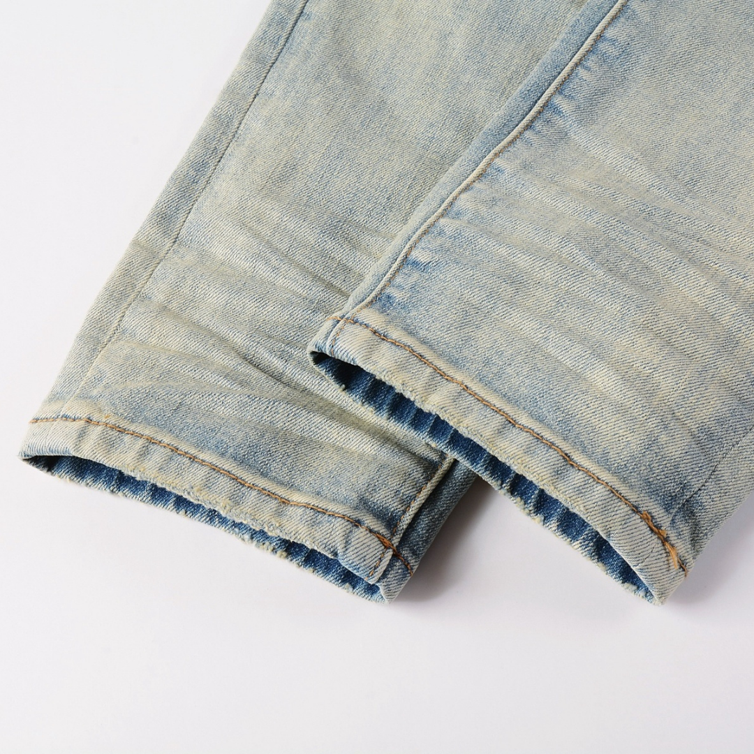 Peinture violette, jeans bleus