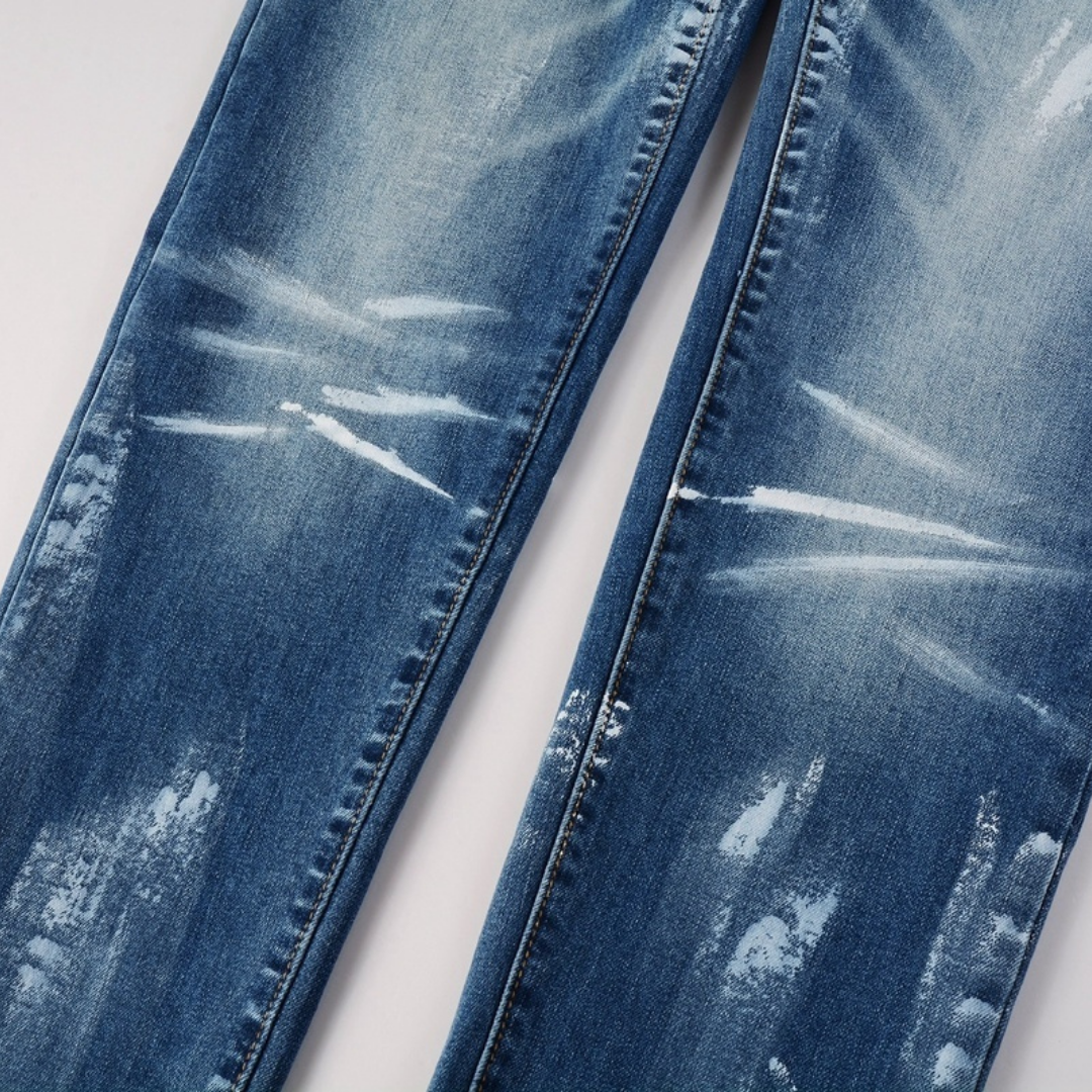 Jean bleu dégradé de peinture violette