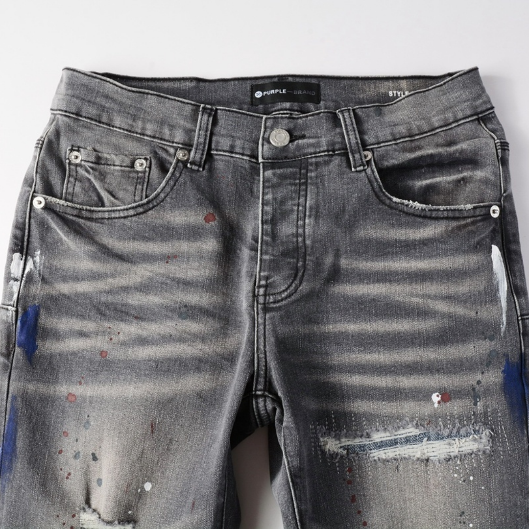 Peinture violette, jeans gris