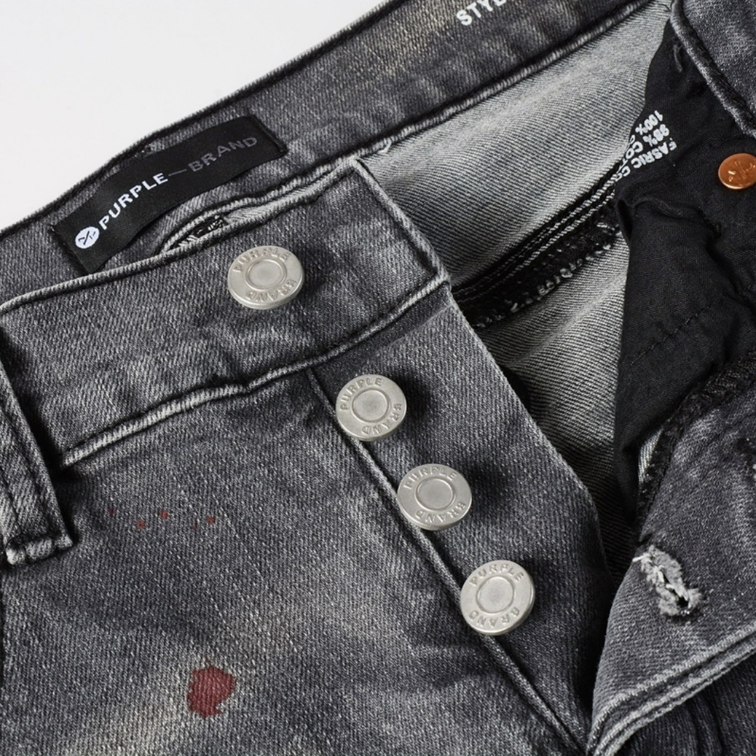 Peinture violette, jeans gris