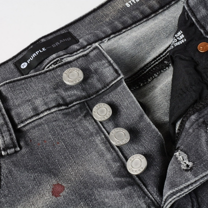 Peinture violette, jeans gris