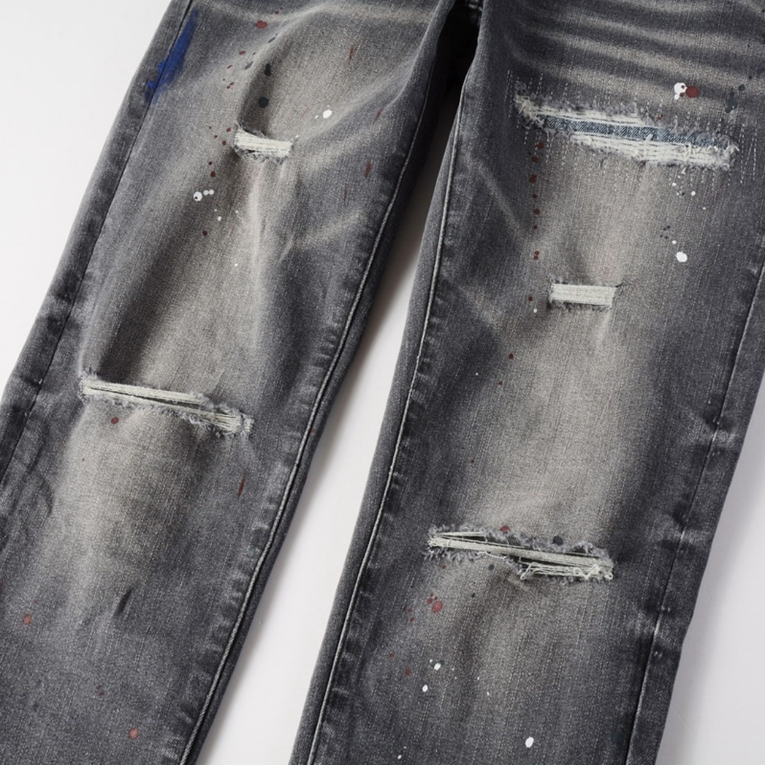 Peinture violette, jeans gris