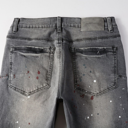 Peinture violette, jeans gris