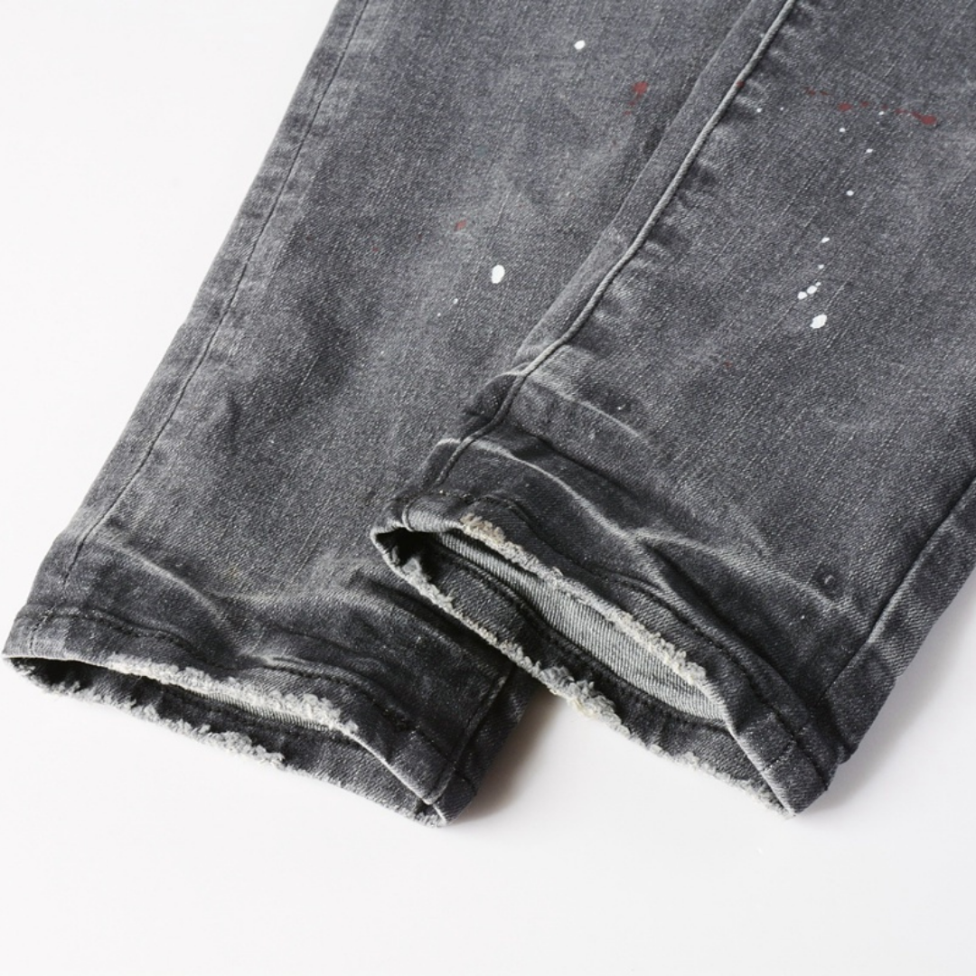 Peinture violette, jeans gris