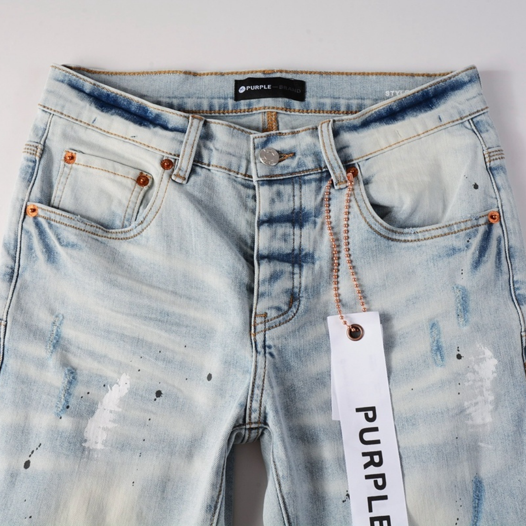 Peinture violette, jeans bleu clair