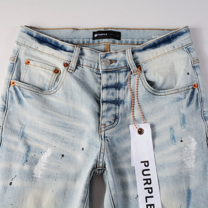 Peinture violette, jeans bleu clair