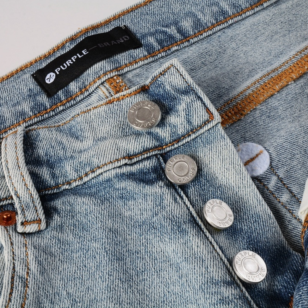 Peinture violette, jeans bleu clair