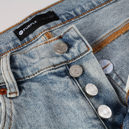 Peinture violette, jeans bleu clair