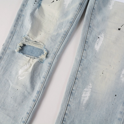 Peinture violette, jeans bleu clair