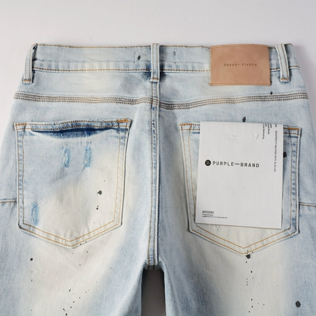 Peinture violette, jeans bleu clair