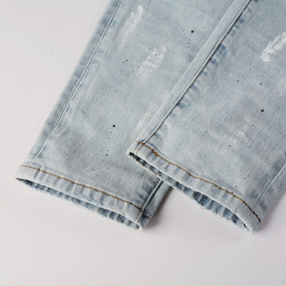 Peinture violette, jeans bleu clair