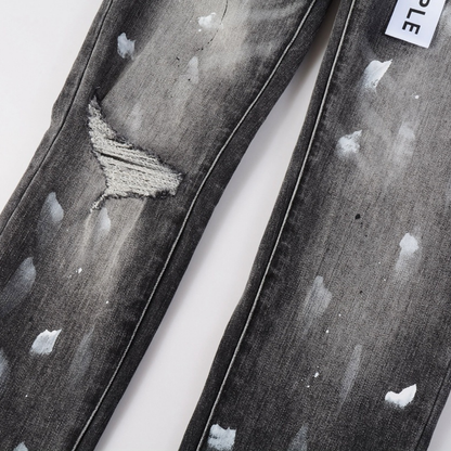 Jean déchiré à la peinture violette