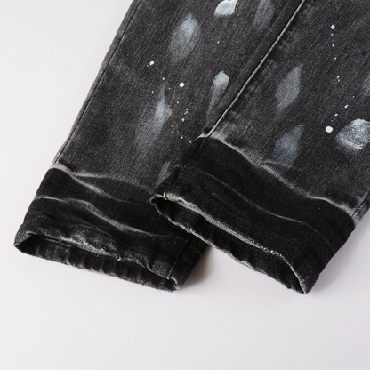 Jean déchiré à la peinture violette