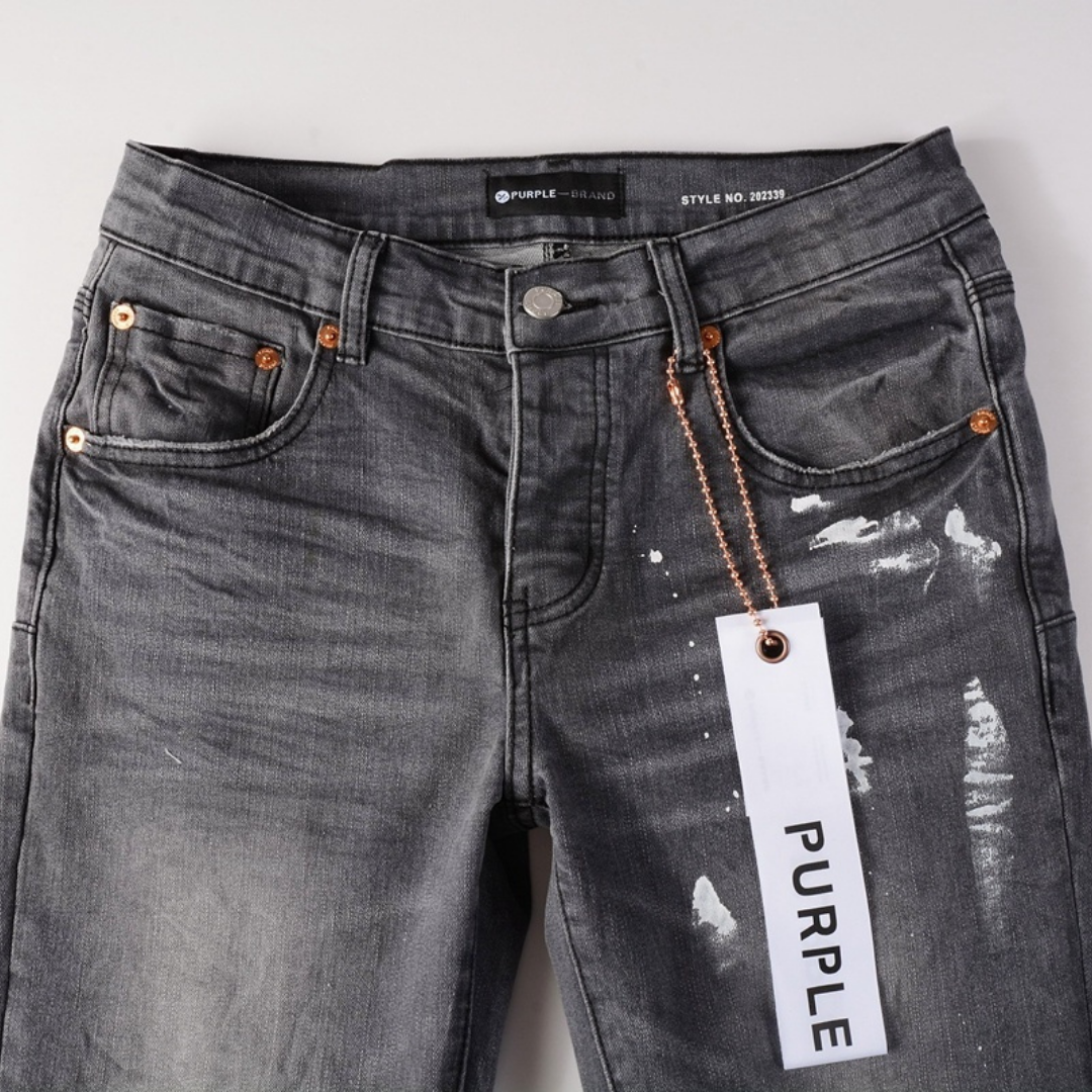 Jean déchiré à la peinture violette