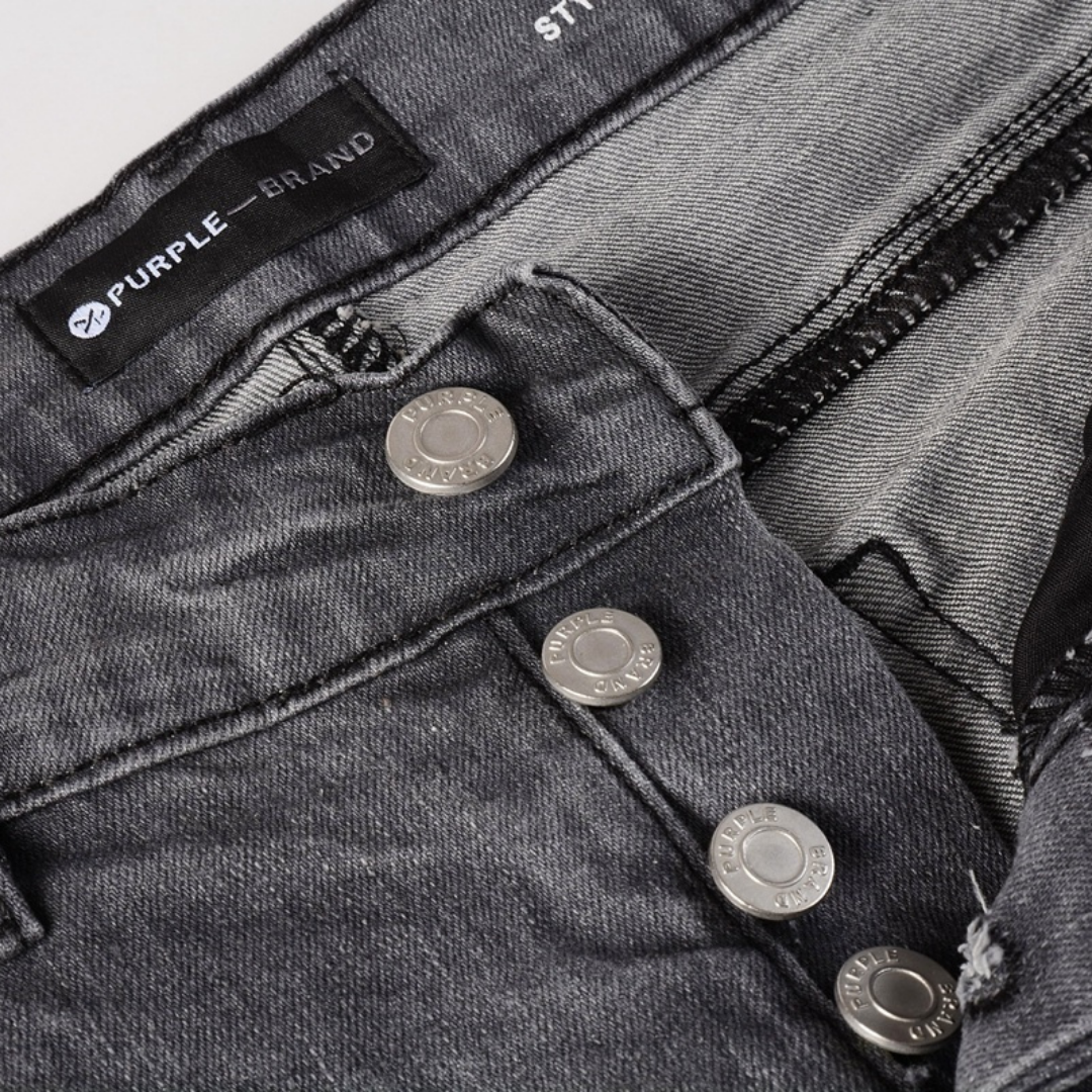 Jean déchiré à la peinture violette