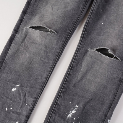 Jean déchiré à la peinture violette