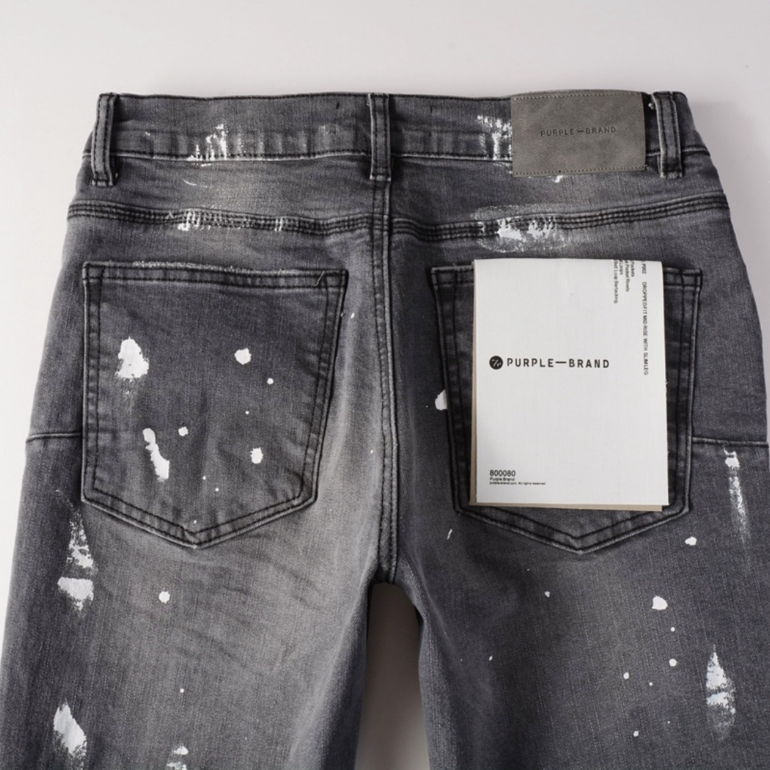 Jean déchiré à la peinture violette