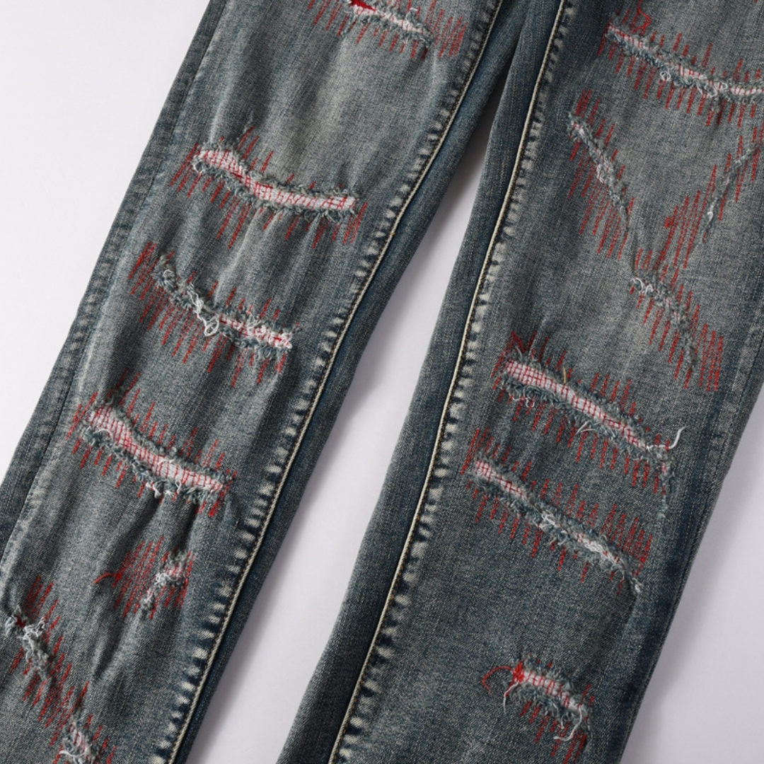Jean à patchs rouges et violets délavés