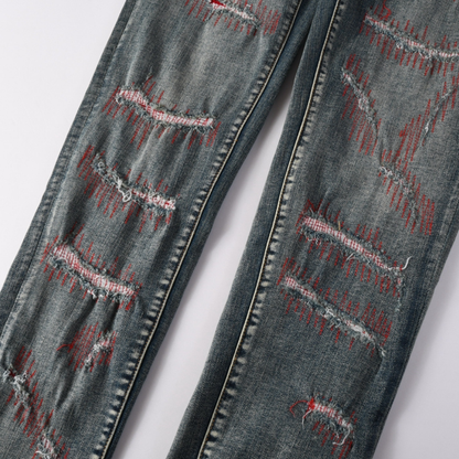 Jean à patchs rouges et violets délavés