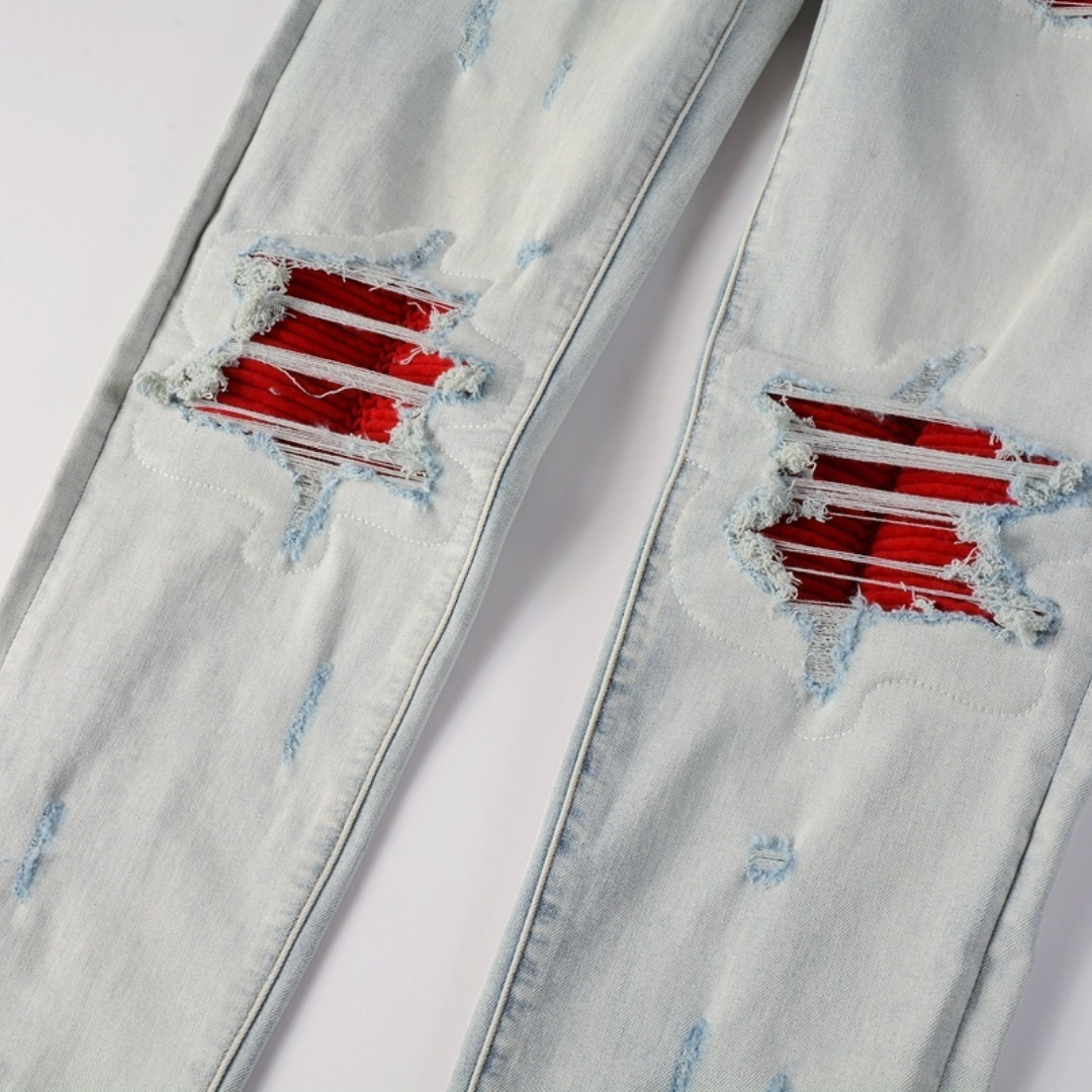 Jean Amr à patch rouge délavé