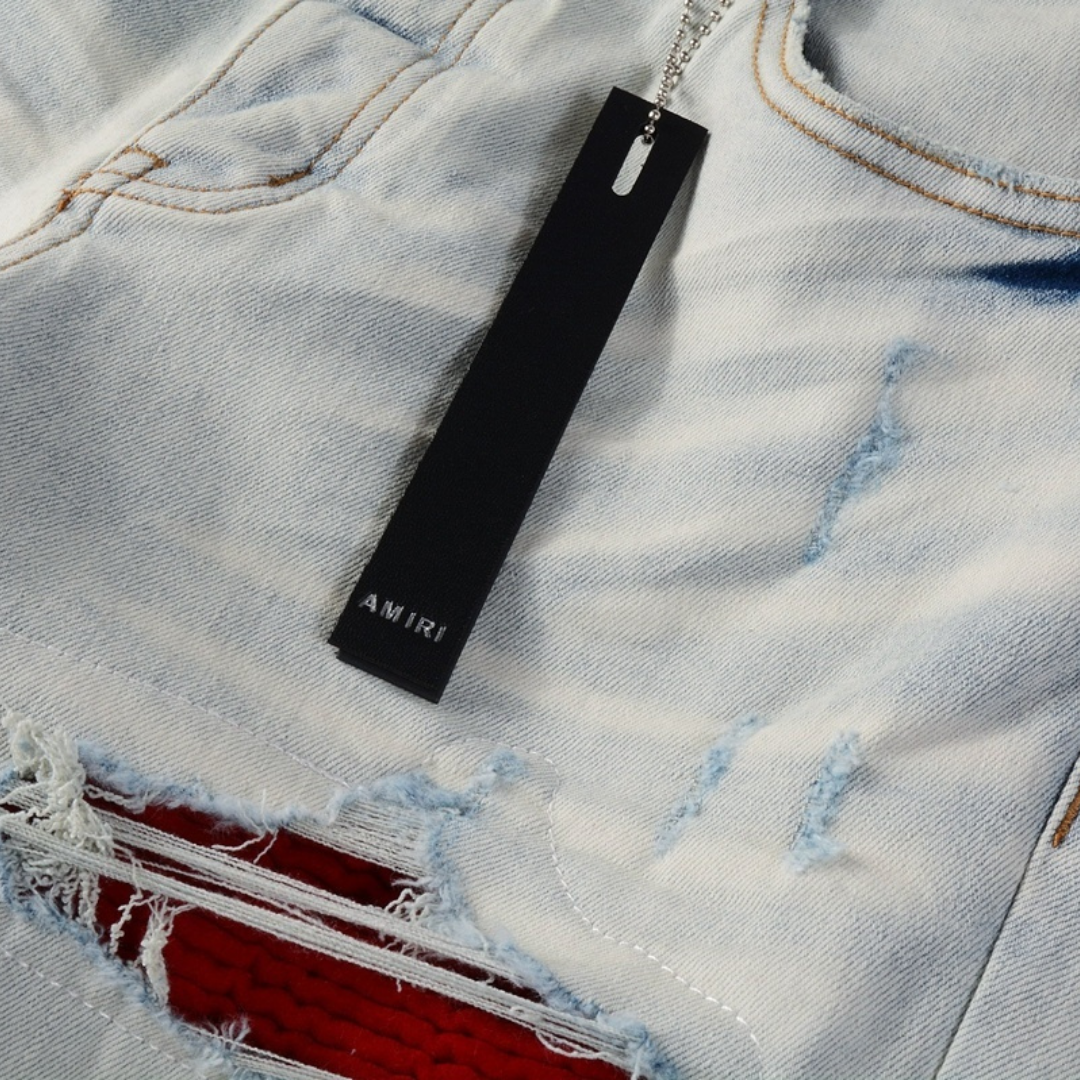 Jean Amr à patch rouge délavé