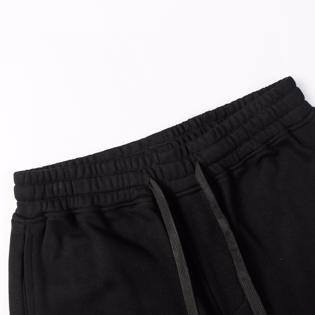 Short à monogramme en pierre