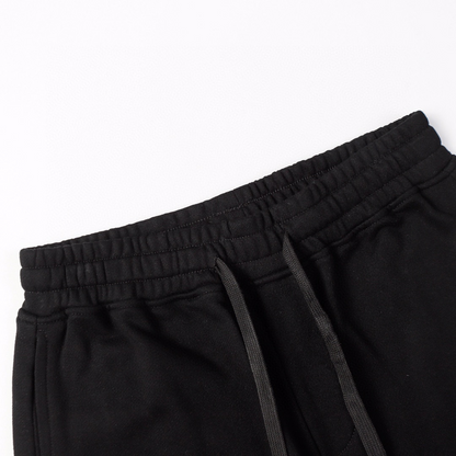 Short à monogramme en pierre