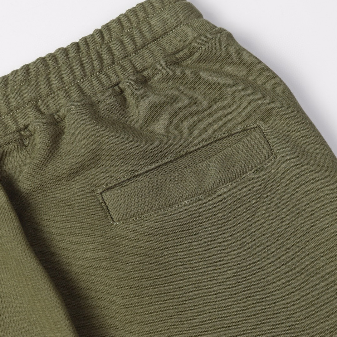 Short à monogramme en pierre