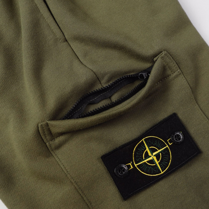 Short à monogramme en pierre