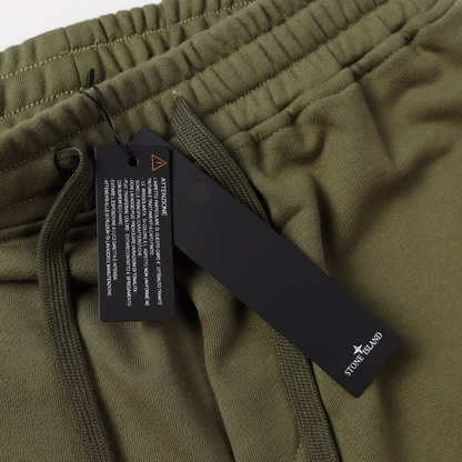 Short à monogramme en pierre