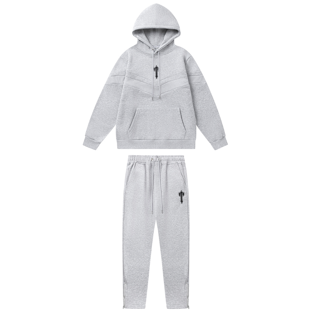 Survêtement gris à rayures en V décodé