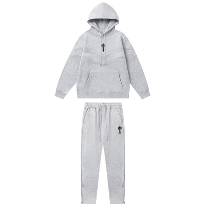 Survêtement gris à rayures en V décodé