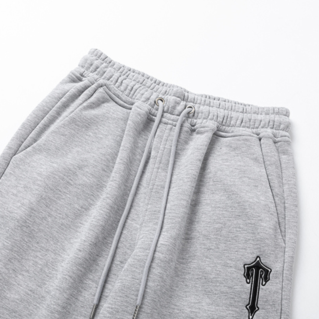 Survêtement gris à rayures en V décodé