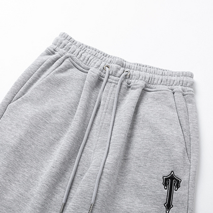 Survêtement gris à rayures en V décodé