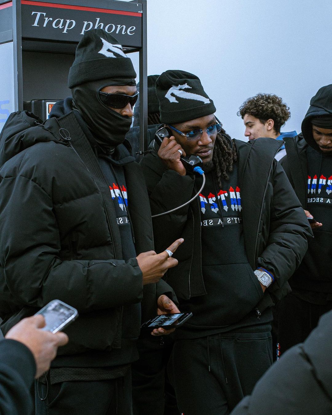 Survêtement noir à secret décodé