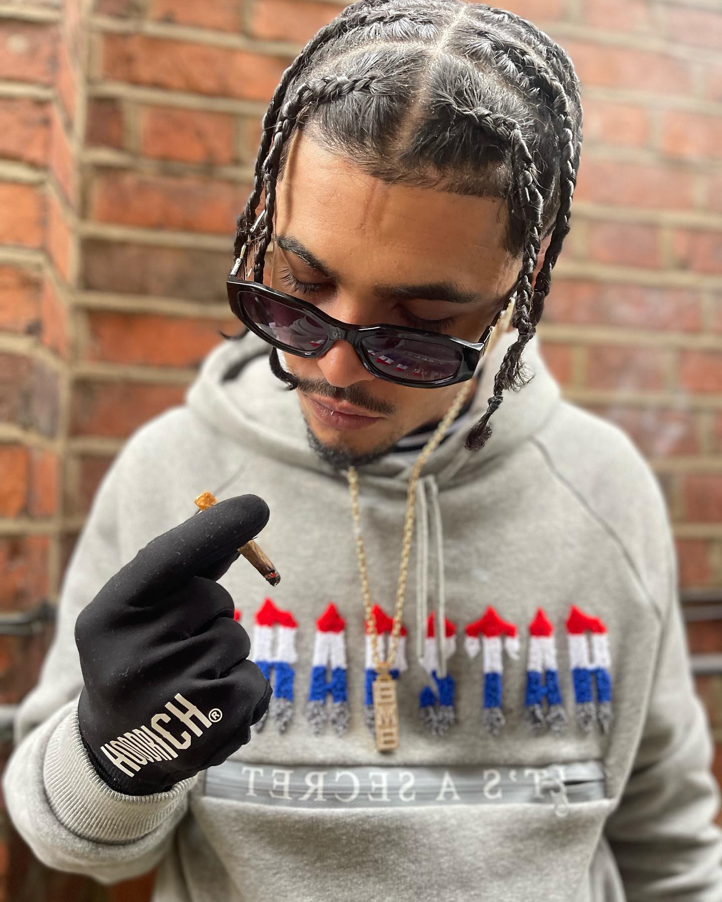 Survêtement gris secret décodé